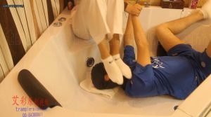 【足下生辉】小雅主人跆拳道浴缸踩踏