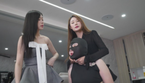 卑贱母狗被两美女暴力无人性凌虐，大耳光踢踹踩头 -97LZTD-35507